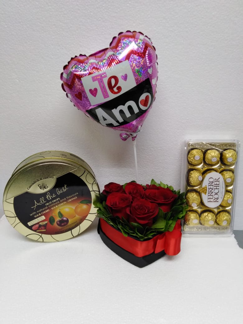 Caja corazn con 6 Rosas ms Bombones Ferrero Rocher, Mix Caramelos y Globito